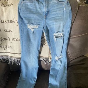 Hollister distressed Mom jeans 00, barely worn